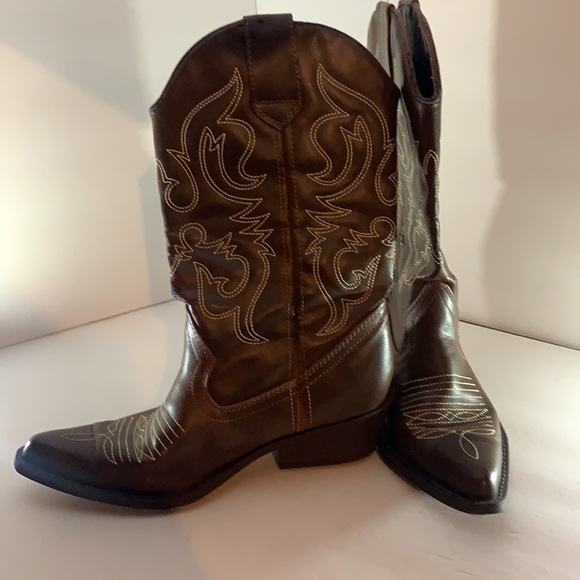 lei Shoes - Cowboy Women’s Lei Booths  size 6-6.5
